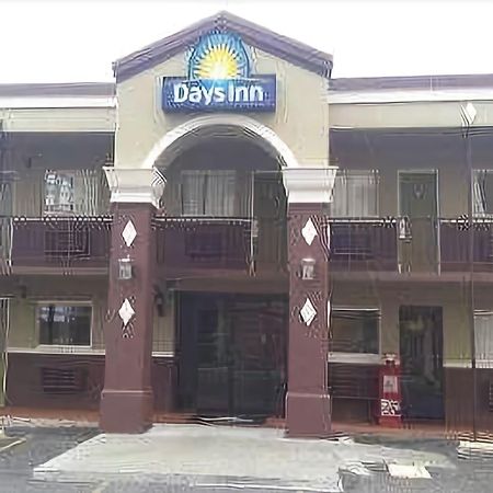 Days Inn By Wyndham Hot Springs Buitenkant foto