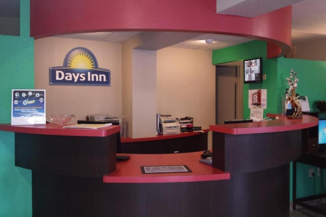 Days Inn By Wyndham Hot Springs Buitenkant foto